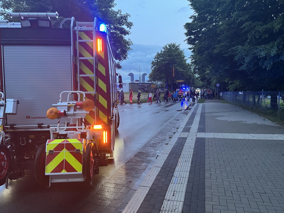 Löschzug unterstützt DLRG-Nachtwanderung