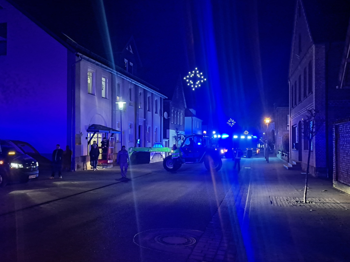 Adventssterne hängen wieder